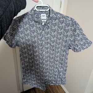 Zara Casual Floral Button Down Shirt (Medium But Fits Like a Small)
